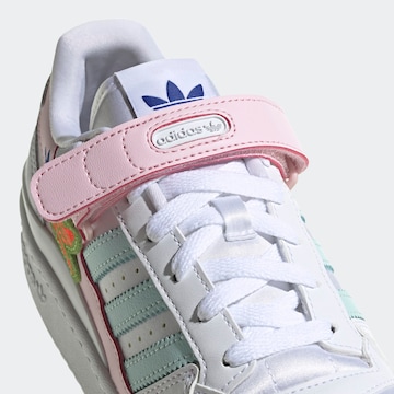 ADIDAS ORIGINALS Matalavartiset tennarit 'Forum' värissä valkoinen