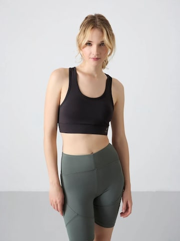 Haut de sport Tommy Life en noir : devant