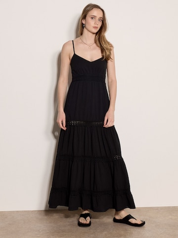 Apricot Crochet Detail Cami Maxi Dress ' ' in Schwarz: Vorderseite