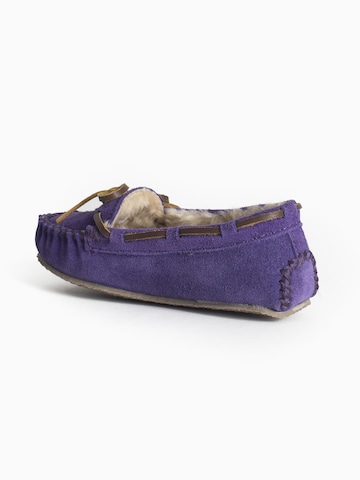 Minnetonka Low shoe 'Cassie' in Purple