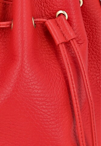 faina Buideltas in Rood