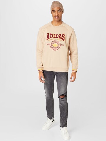 ADIDAS ORIGINALS - Sweatshirt 'Varsity' em bege