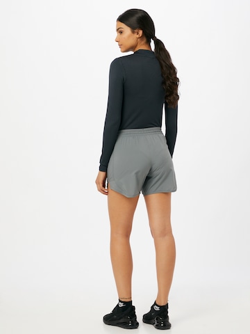 NIKE - regular Pantalón deportivo en gris