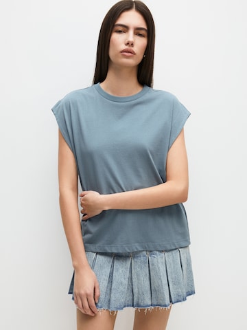 Pull&Bear Shirt in Blue: front