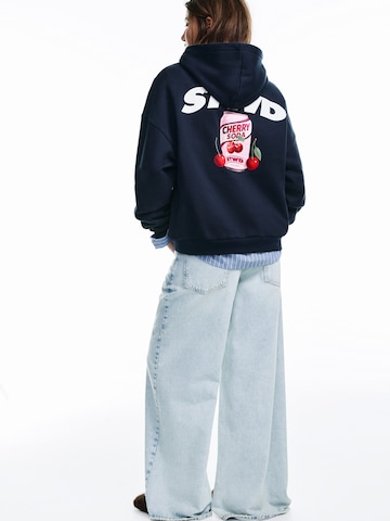 Pull&Bear Mikina 'STWD LATA CHERRIES' - Modrá