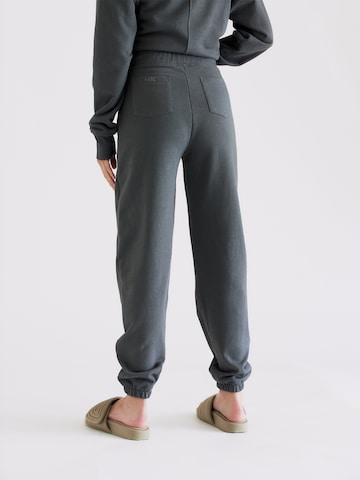 RÆRE by Lorena Rae Tapered Pants 'Carmina' in Grey