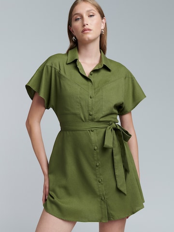 BWLDR - Vestidos camiseiros 'Lori' em verde: frente
