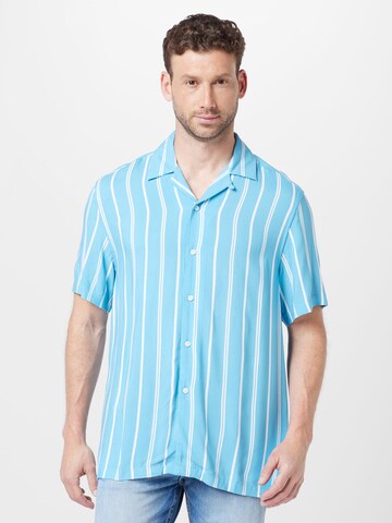 Coupe regular Chemise TOPMAN en bleu : devant