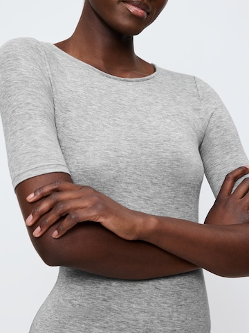 TRIUMPH - Camisa ' Beauty Layers ' em cinzento