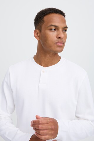 Tricou 'BHLEWIS' de la BLEND pe alb