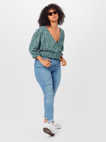 ABOUT YOU Curvy Shirt 'Laura' in Grün