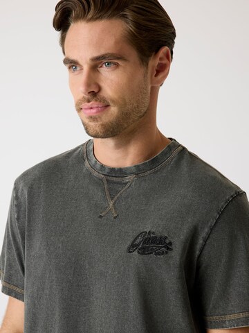 GUESS T-Shirt in Grau