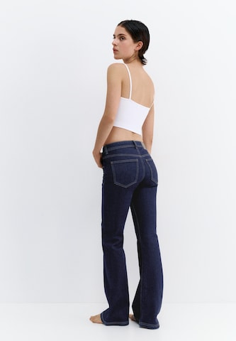 Pull&Bear Bootcut Jeans i blå