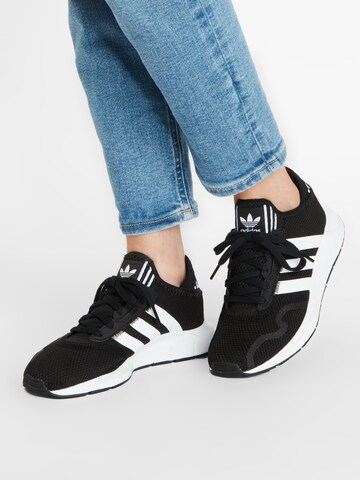 ADIDAS ORIGINALS Σνίκερ χαμηλό 'Swift Run X' σε μαύρο