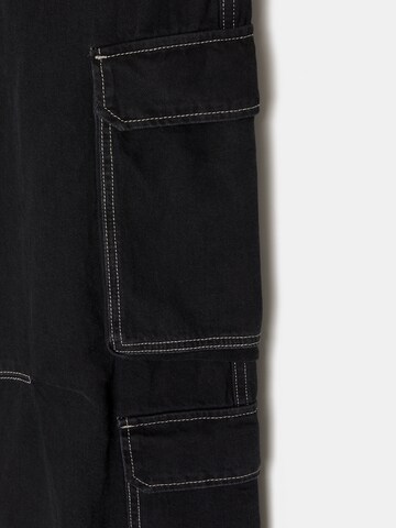 Pull&Bear Широка кройка Карго дънки в черно