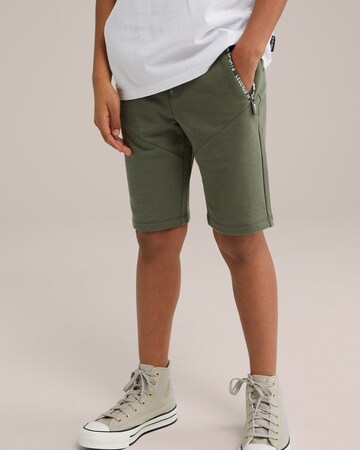 WE Fashion Regular Trousers in Green: front