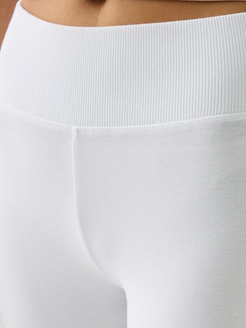 Bershka Flared Hose in Weiß
