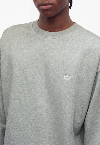 ADIDAS ORIGINALSSweater majica 'ESS' - siva boja