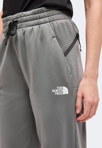 THE NORTH FACE Конический (Tapered) Штаны в спортивном стиле 'MOUNTAIN ATHLETICS' в Серый
