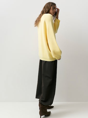 Pull&Bear Пуловер оувърсайз в жълто