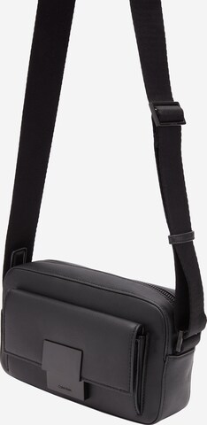 Calvin Klein Skuldertaske 'ICONIC' i sort