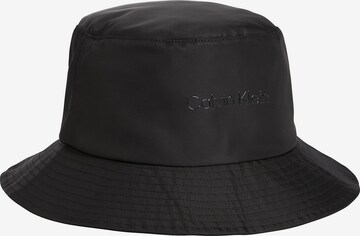 Calvin Klein قبعة بلون أسود