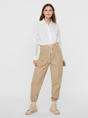 VERO MODA Tapered Housut 'Flame' värissä beige