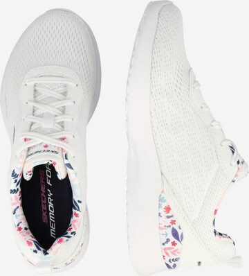 Baskets basses SKECHERS en blanc