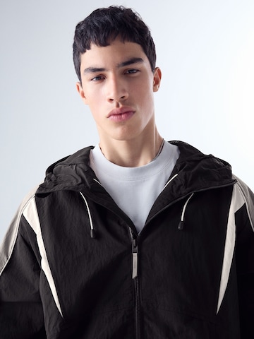 Bershka Tussenjas in Zwart