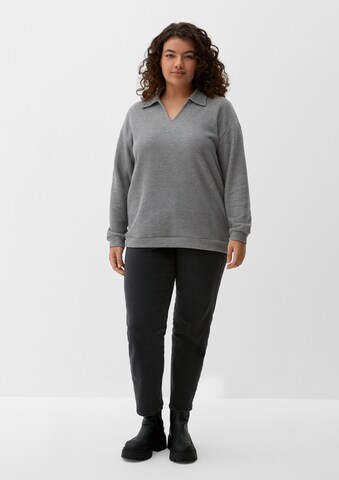 TRIANGLE Sweatshirt in Grau