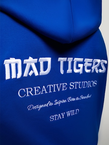 MAD TIGERS Sweatshirt 'Creative Studios' in Blauw