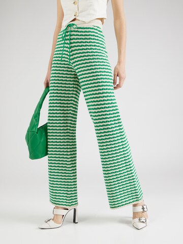 TOPSHOP Regular Trousers in Green: front