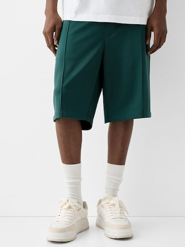 Bershka Loose fit Pants in Green: front