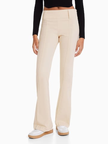 Bershka Boot cut Trousers in Beige: front