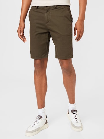 Lyle & Scott Chino Pants in Green: front