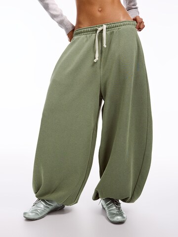 Bershka Barrel Housut värissä vihreä: etupuoli