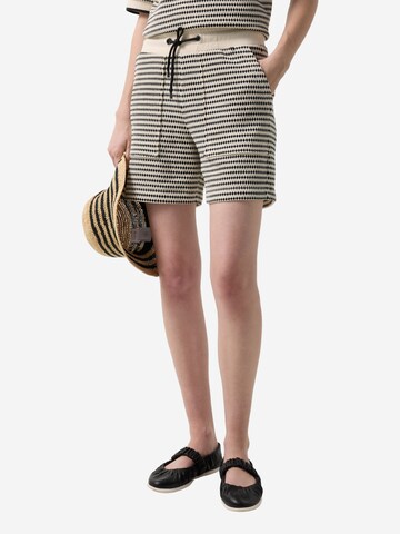 BOGNER Loosefit Shorts 'Steena' in Weiß: Vorderseite