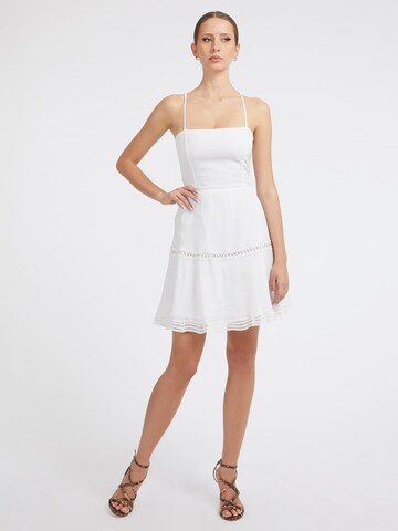 GUESS Sukienka w kolorze biały
