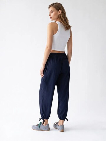 Tapered Pantaloni de la MixRay pe albastru