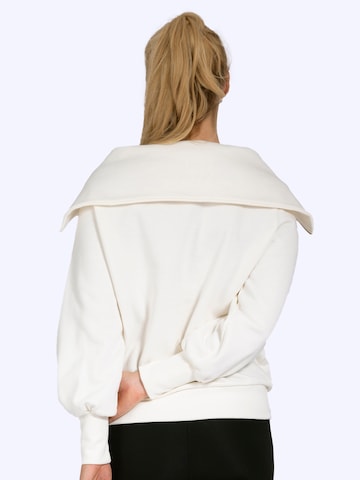 Magadi Sportsweatshirt 'Nora' in Weiß