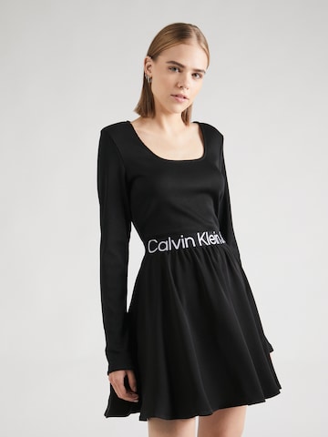 Rochie de la Calvin Klein Jeans pe negru: față