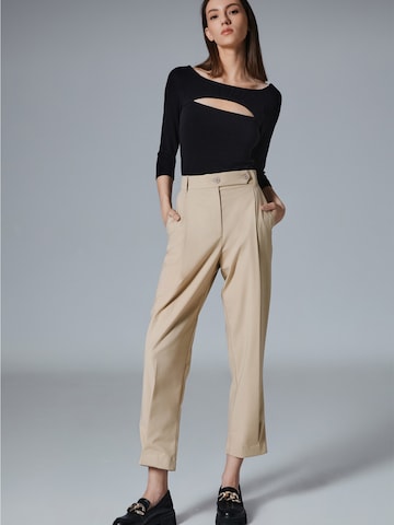 regular Pantaloni con pieghe di 4TAILORS in beige