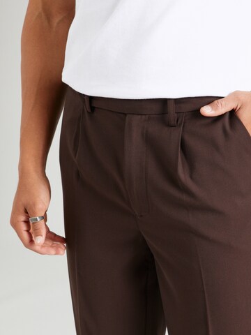 Regular Pantalon à plis 'Luke ' Guido Maria Kretschmer Men en marron