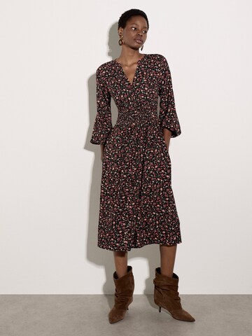 Apricot Ditsy Floral Crepe Midi Dress ' Kreppkleid ' in Schwarz: Vorderseite