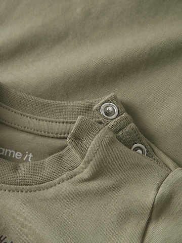 Tricou 'NBMOSMAR' de la NAME IT pe verde