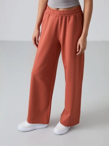 Tommy Life Sportbroek in Rood: voorkant