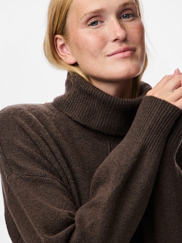 Pull-over 'PCMALOU' PIECES en marron