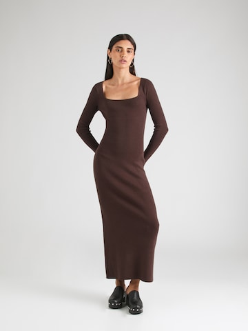 Abercrombie & Fitch Kootud kleit, värv pruun: eest vaates