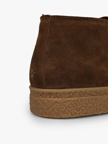 Scalpers Chukka boots in Brown