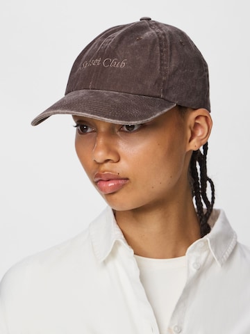 PIECES Cap 'PCKELLA' in Brown: front